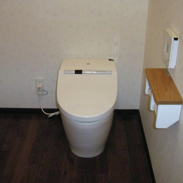 トイレのスペースも広くゆったりとした空間となりました。便器はお手入れが簡単な形となっているので、掃除もラクラクできそうです。