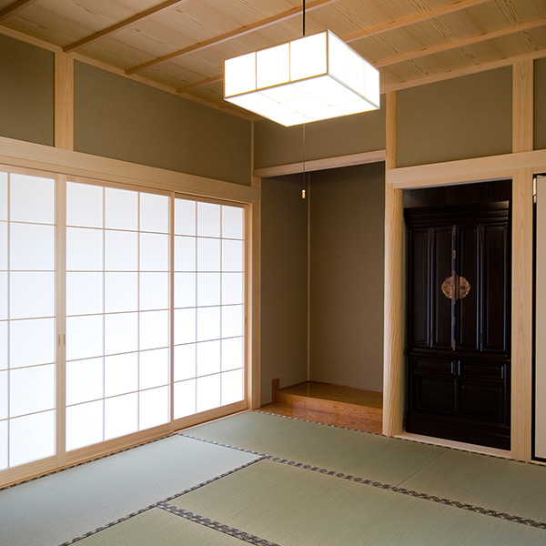 天井や照明にも気を使った和室です。障子からは光が差し込み、畳でリフレッシュすることができます。