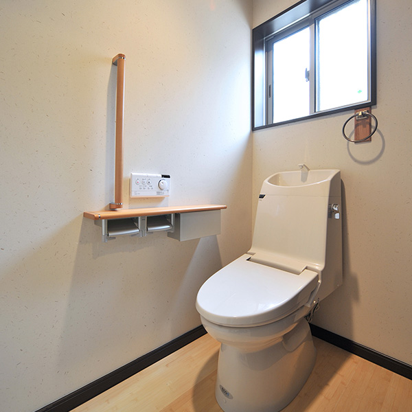 全体的に明るく作られたトイレの空間は、広く、清潔に感じられます。また、高齢者の方も楽に利用できようバリアフリー対策もされています。