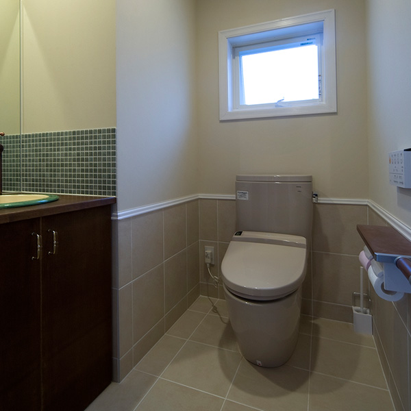 トイレの床と水回りはタイルで構成され、日々のお手入れも簡単にできます。