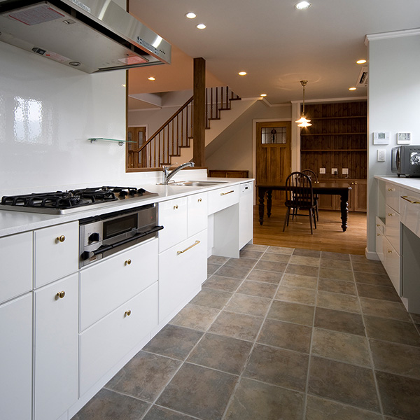 キッチンは広く、一度に複数の料理を作るスペースがあり、収納スペースも多いので準備から後片付けまでがやりやすい設計になっています。