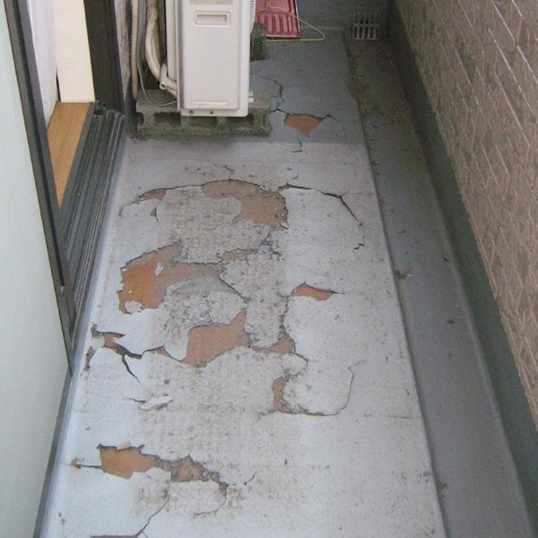 壁だけでなくベランダの床の塗装まで劣化が進み剥がれてしまっています。こちらも改修し塗装していきます。