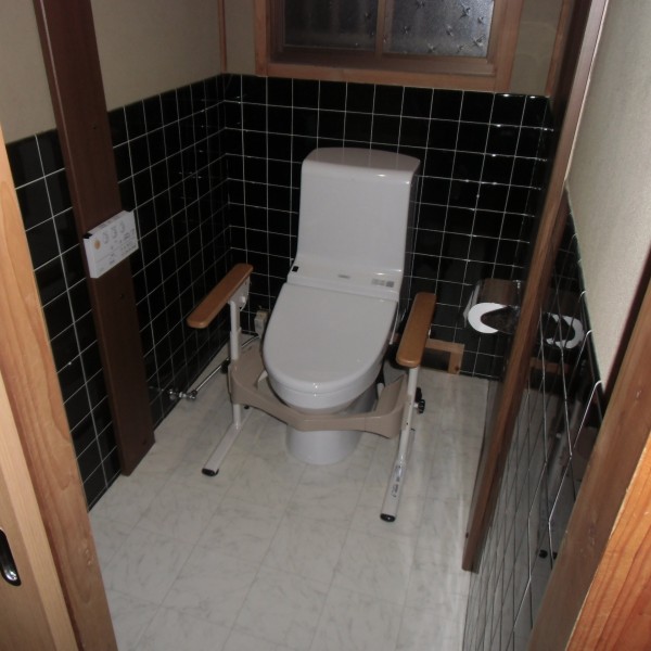 隣同士に二か所あったトイレを一つにし、仕切っていた壁を取り壊すことで、広い空間になりました。
そして床付式の肘掛も設置しました。