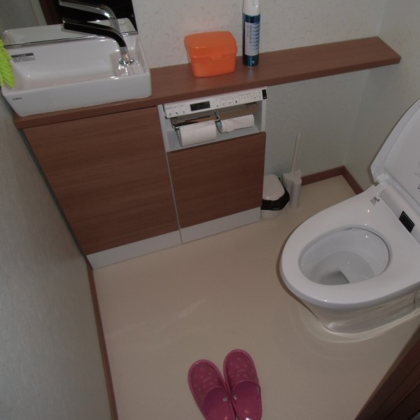 床も張替え、便器なども取り替えたので、すっきりした清潔感のあるトイレになりました。