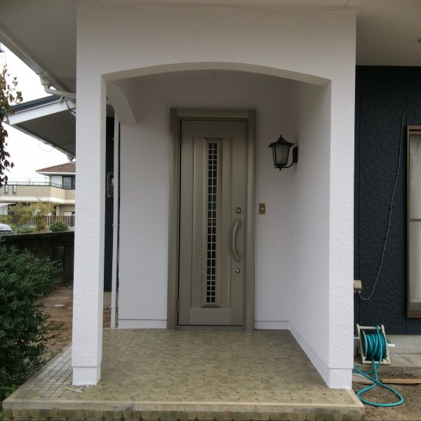 玄関ドアは断熱性にも優れ、外壁のイメージに合ったドアになりました。
