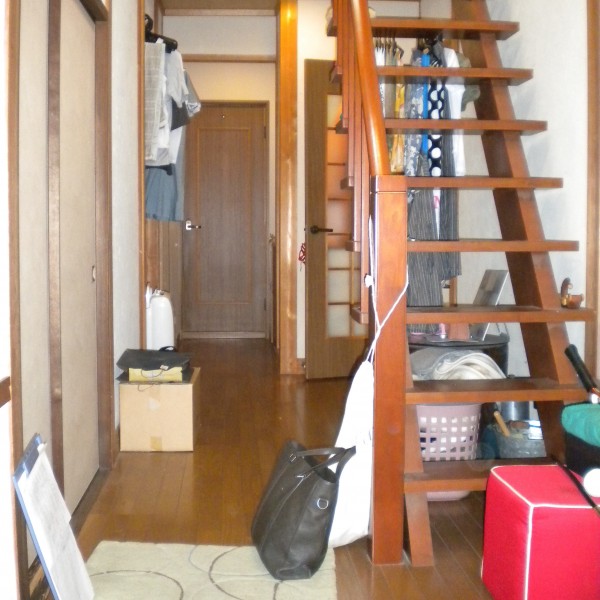 玄関から見た室内です。薪ストーブを置くために階段の位置を変更します。
