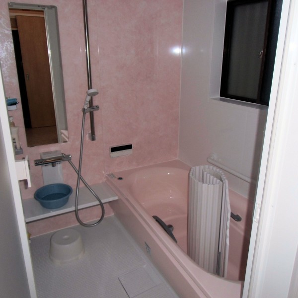 水捌けがよく断熱性能を持たせたほっカラリ床、３５％節水のエアーインシャワーが特徴の浴室を施工しました。（サザナ/ＴＯＴＯ）