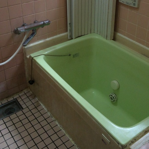 冬場は寒く、狭い浴室でした。