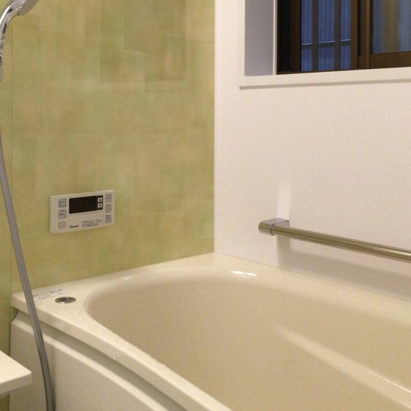 パネルは｢ティントグリーン」を使い、温かみの感じられる雰囲気の浴室になりました。