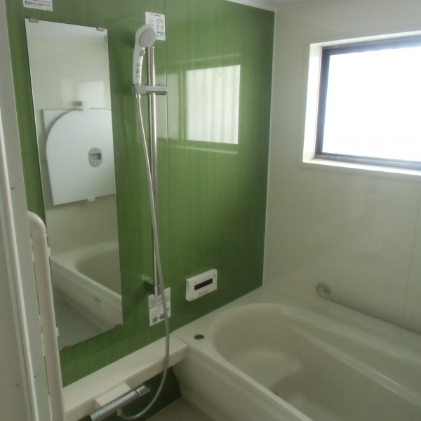 緑色のﾊﾟﾈﾙで爽やかな印象の浴室になりました。（マンションリモデルＷＦシリーズ/ＴＯＴＯ）