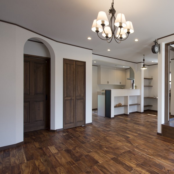 ダークブラウンの床や建具と白い塗り壁のコントラストが落ち着きのある空間を生みます。