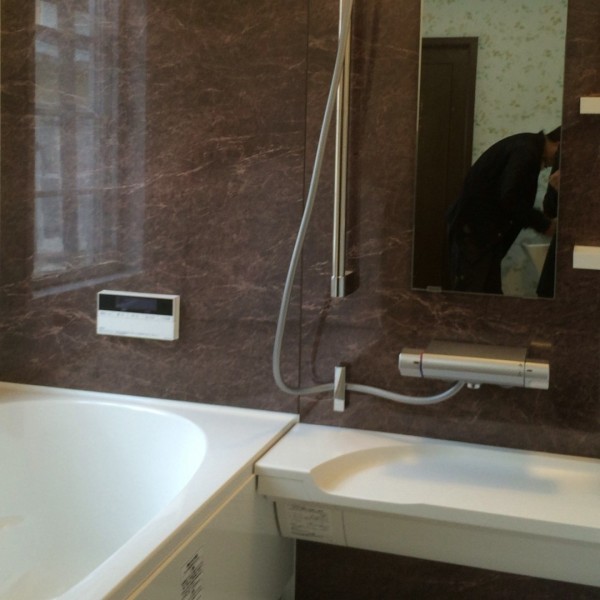 パネルは「デオプロストーン」を使い高級感のある浴室になりました。(アライズ：リクシル）