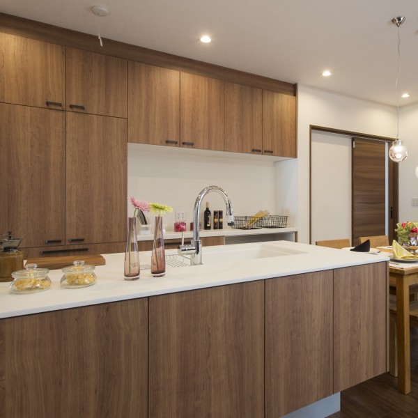 キッチンはペニンシュラ型を採用し広々とした空間を演出しました。