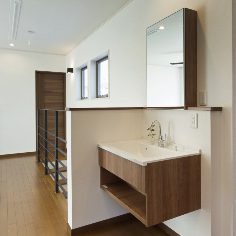 廊下に設けた手洗いも床材や建材に合う色味でコーディネートしました。