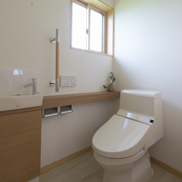 ゆったりとしたトイレは誰もが使いやすいバリアフリーデザイン。