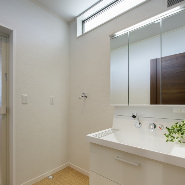 洗面所の窓は高い位置にしてプライバシーを守りつつも光を取り込める様にしています。
