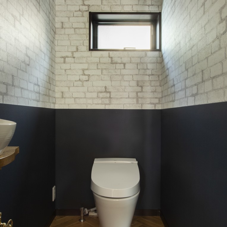 トイレにはレンガ調のクロスを貼りました。