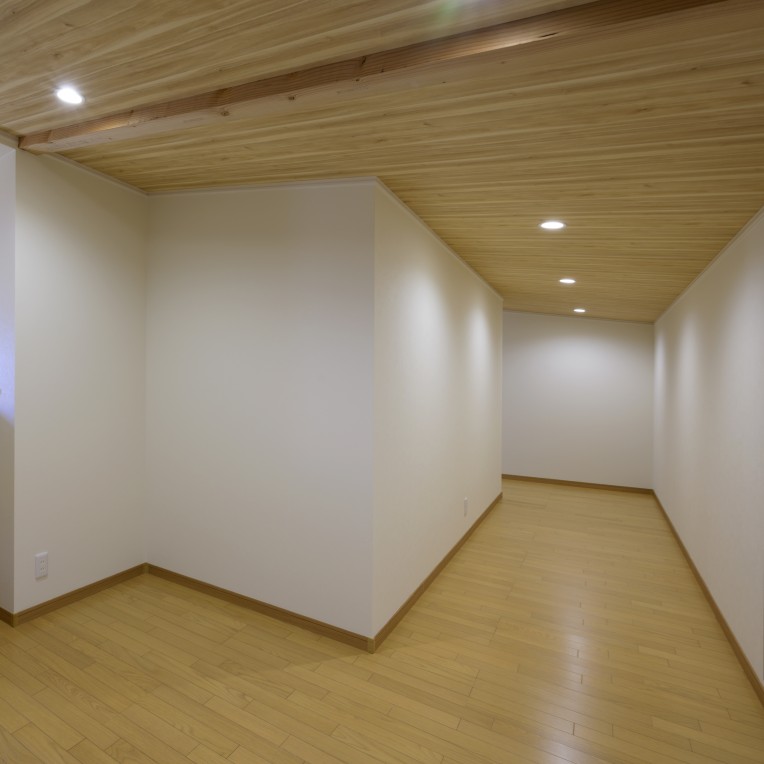 小屋裏を使った収納です。天井の一番低い場所でも1メートル90センチの高さがあるのでとても使いやすいです。